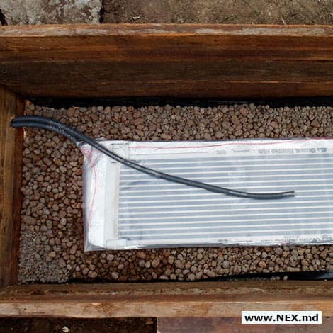Фото установки датчика температуры для контроля нагрева почвы